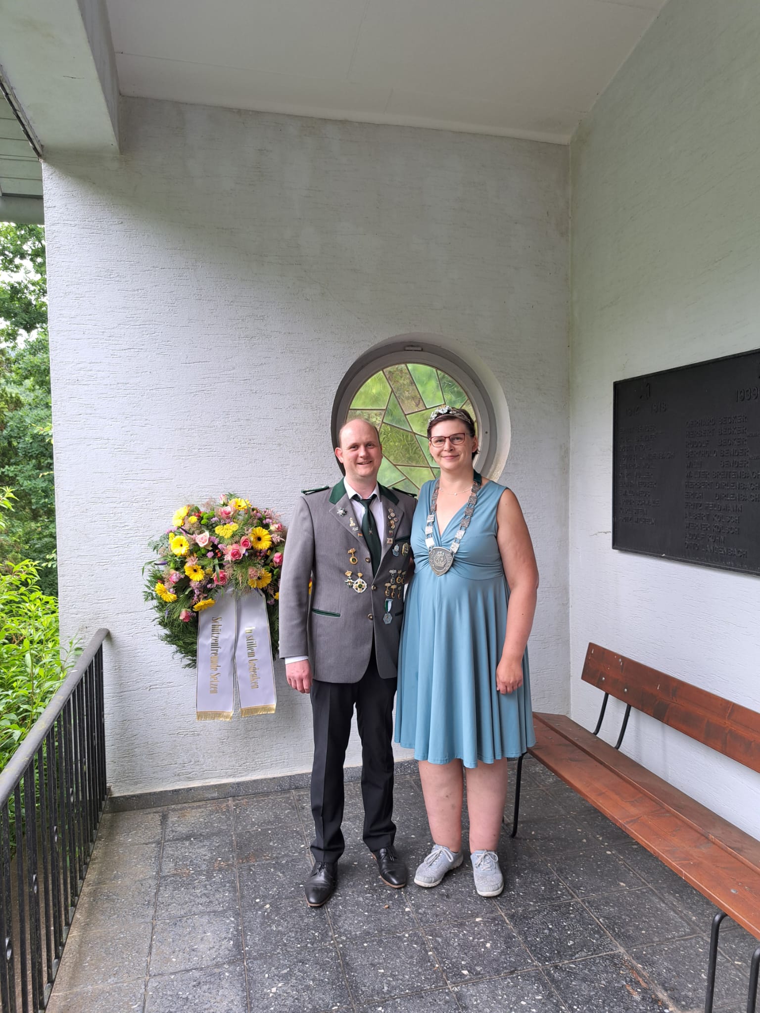 Ein besonderer Glückwunsch geht an Melanie, die mit dem entscheidenden Treffer den Adler zu Fall brachte und sich damit zur neuen Schützenkönigin krönte! 